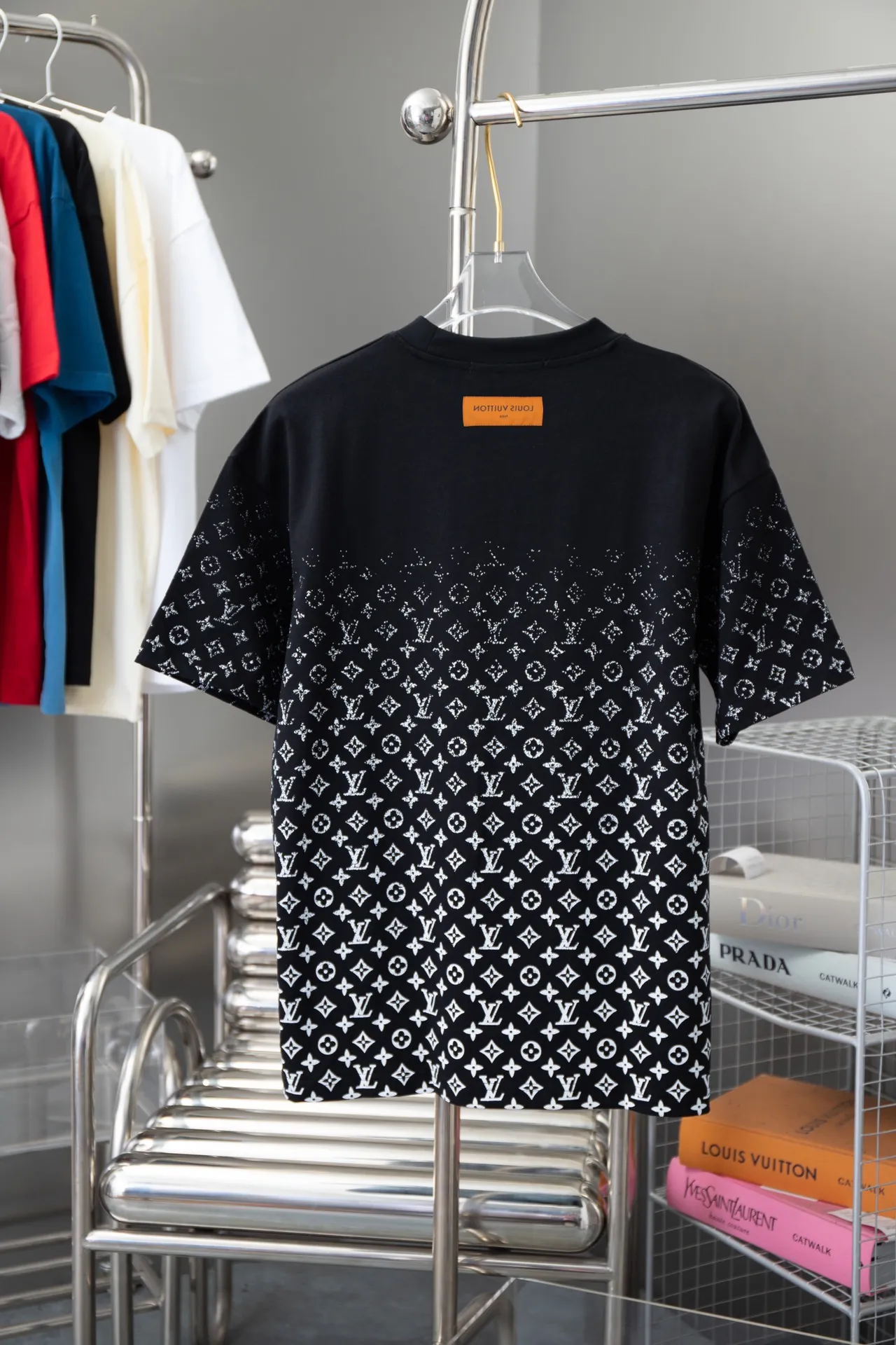 🅿️180 High-quality Lv 2025 early spring new style, MONOGRAM presbyopic gradient short-sleeved T-shirt, which uses digital printing technology to render pixel light and shadow for the Monogram gradient pattern. Its silk-screen texture and knitting effect complement each other, and the logo hardware is customized on the side. Synchronized with the official website, pure cotton fabrics at the counter! Comfortable against the skin, durable and easy to wear, meticulous original craftsmanship, custom-made 260g vat-dyed fabric, very comfortable to the touch, latest brick cabinet synchronization, OS off-shoulder version, fashionable and individual, super versatile and good-looking, very suitable for both men and women, must-have style, hang tag, collar label, washed wheat, complete with three labels S M L XL